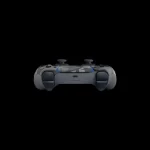Control DualSense de Sony para PS5, vista inferior destacando el puerto de carga y el diseño compacto.