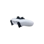 Vista lateral del control DualSense blanco para PS5 destacando su perfil delgado y gatillos adaptativos.