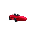 Vista diagonal del control DualSense Rojo Volcánico para PS5, resaltando detalles del diseño y botones de alta precisión.