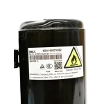 Etiqueta técnica del compresor Midea KSN140D21UFZ con advertencia de inflamabilidad