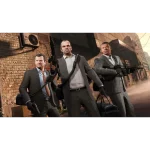 Captura de pantalla de GTA V con tres personajes armados en trajes de negocios