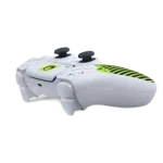 Mando de juego inalámbrico blanco con joysticks negros y detalles en verde