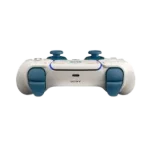 Mando de PlayStation blanco con detalles azules y tecnología de iluminación LED
