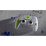 Mando de PlayStation blanco con detalles en verde y azul, ideal para gamers