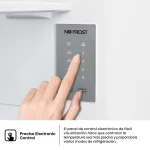 Mano ajustando la temperatura en panel de control de refrigerador No Frost
