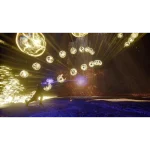 Imagen de un personaje en una postura dinámica lanzando esferas de energía brillante en un entorno oscuro y futurista