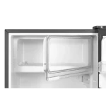 Nevera pequeña con puerta de congelador abierta, mostrando espacio interior