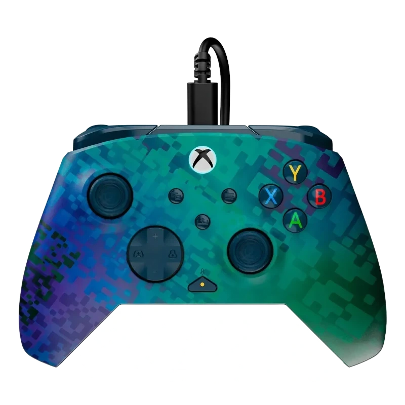 Mando de Xbox con cable USB y diseño pixel art en tonos verdes, azules y púrpuras, botones coloridos y logotipo de Xbox