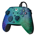 Mando de Xbox con un diseño único en tonos verdes y azules, ideal para gamers