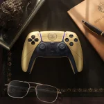 Mando de PS5 dorado con el logotipo 007 de James Bond, rodeado de objetos de lujo
