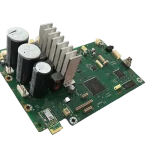 Placa base de circuito impreso verde con condensadores, microprocesadores y otros componentes electrónicos