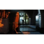 Imagen del póster de First Light, James Bond en un pasillo oscuro con un hombre en la distancia